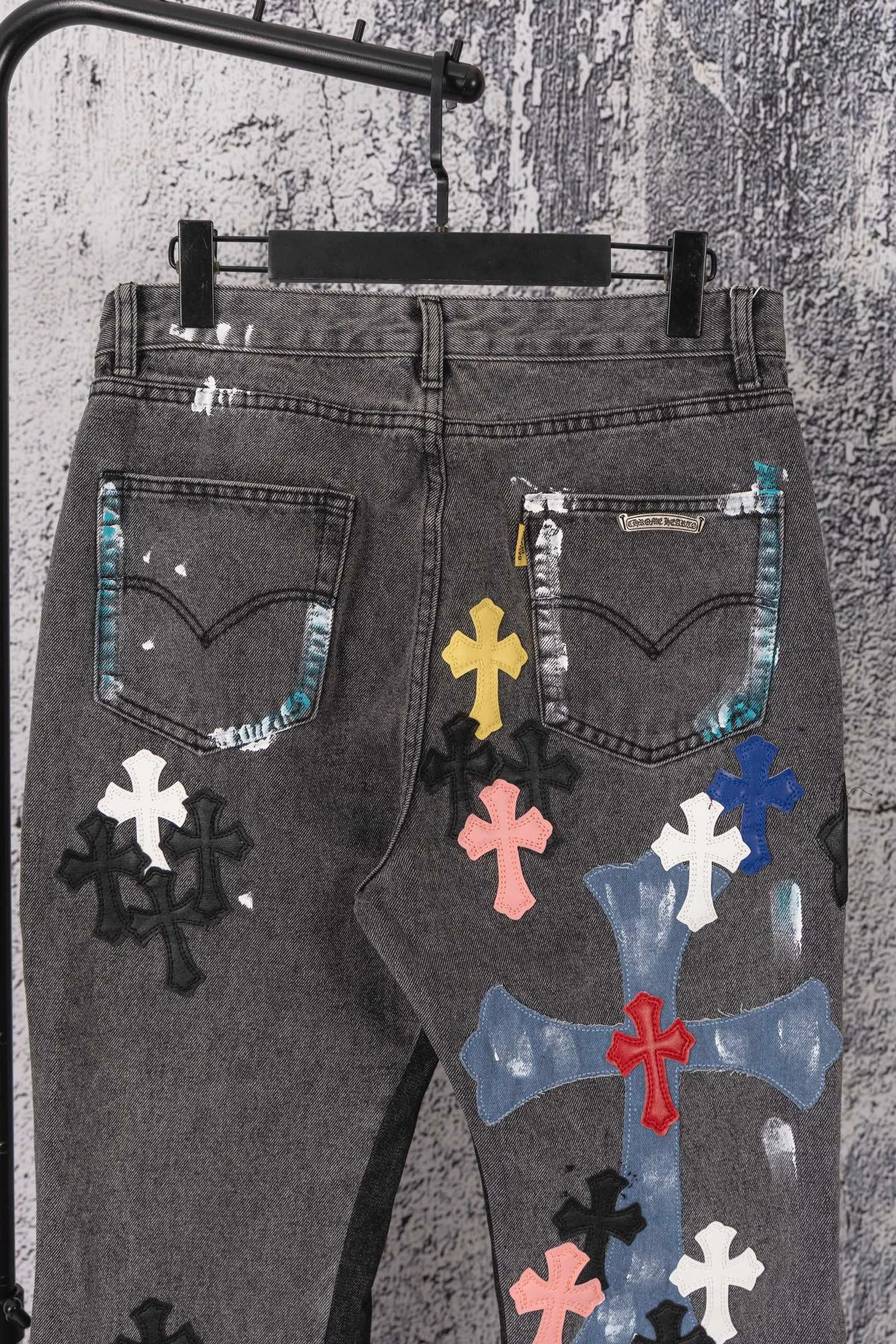 P330 CH Chromehearts colorful spliced ​​cross patch leather retro hand-painted splash-ink jeans, counter price 34W level, patch cross flower embellishment, washed jeans! ! An absolutely high-end luxury product, a 1.9W-level god-level single product, a super popular product, made by top heavy industry, a magic weapon that cannot be missed! [About Zangyin] This is an extremely luxurious fashion brand that can also be called the aristocracy of the high street. It has always been an exclusive brand for some hipsters or rich second generations. Compared with ordinary high streets, it is more luxurious and noble. Compared with luxury brands, it is more fashionable and individual. It has always been a brand that I have a special liking for. [Top heavy industry fashion design] Consistently high-street luxury style. Speaking of this style, the Zangyin family and GU family are definitely the leading representative brands. Especially the Zangyin family has really achieved a state-of-the-art effect in creating high-street style. The unique washed material is used to create this style. The color system is already quite eye-catching. After it is decorated with patchwork cross flowers, it cleverly highlights the charm of the brand. Secondly, this style uses classic The high-waist cutting design highlights the long legs and fashionable temperament of the upper body. The brand is highly recognizable and the slim fit configuration is more suitable for daily wear. It is a product that interprets personality, fashion, and specifications at a glance. This single product is enough to make any fan excited. It can be a white T-shirt for a youthful college style, or a tight suspender for a royal style. It has strong matching ability and can be easily controlled by men.  [Materials and craftsmanship] Needless to say, this point goes without saying. As an excellent craftsman brand, Zangyin’s requirements for details and craftsmanship are really perfect. The washed color of this model has gone through so many processes, not to mention the embellishment of denim appliques. It is also purely hand-made and sewn. Just like what they believe in, only hand-made things have soul and have the meaning of wear. A top-notch heavy-duty fashionable denim item, I look forward to your perfect interpretation! !  Color: black gray Size: 28-36